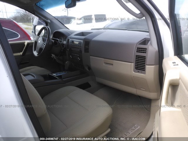 1N6BA07D28N329440 - 2008 NISSAN TITAN WHITE photo 5