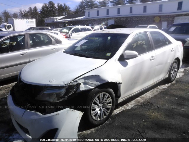 4T1BF1FK0CU550717 - 2012 TOYOTA CAMRY SE/LE/XLE WHITE photo 2