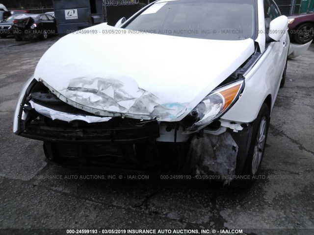 5NPEC4AC0DH744414 - 2013 HYUNDAI SONATA SE/LIMITED WHITE photo 6