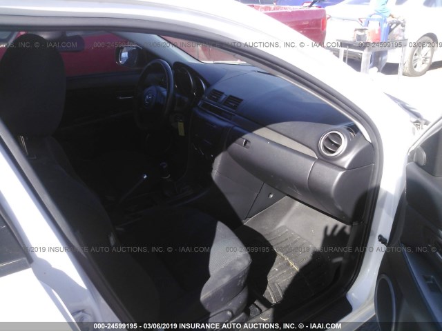 JM1BK343671670701 - 2007 MAZDA 3 HATCHBACK WHITE photo 5