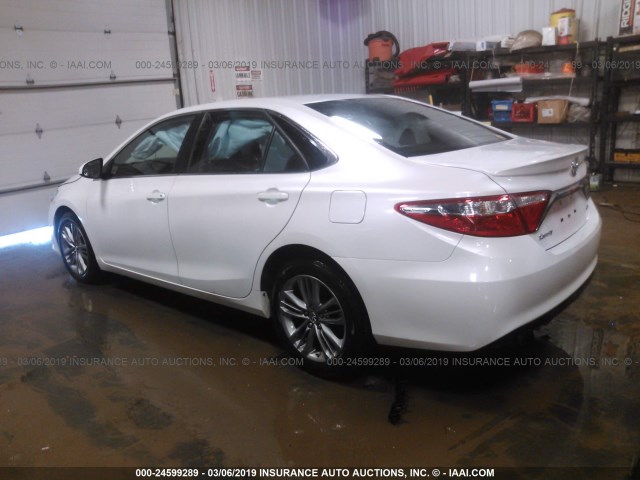 4T1BF1FK0GU171691 - 2016 TOYOTA CAMRY LE/XLE/SE/XSE WHITE photo 3