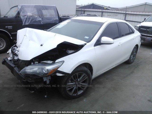 4T1BF1FK2GU180425 - 2016 TOYOTA CAMRY LE/XLE/SE/XSE WHITE photo 2