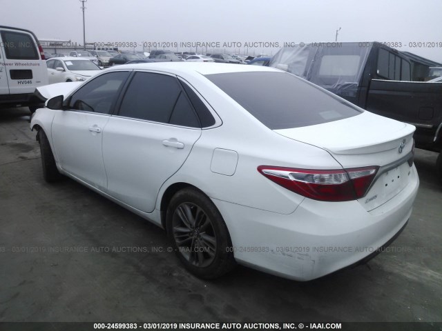4T1BF1FK2GU180425 - 2016 TOYOTA CAMRY LE/XLE/SE/XSE WHITE photo 3