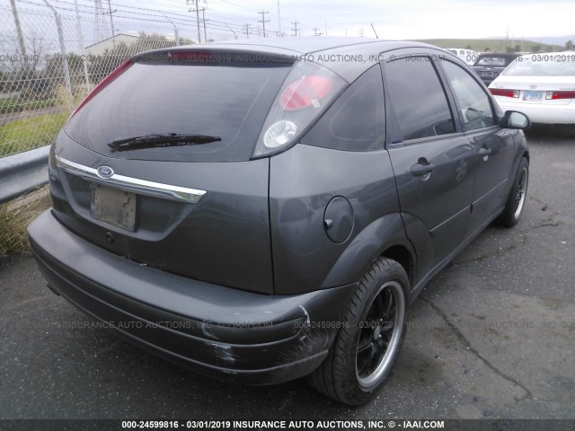 3FAFP37352R232061 - 2002 FORD FOCUS ZX5 GRAY photo 4