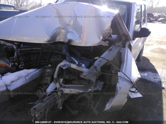 1J8HG48K76C332335 - 2006 JEEP COMMANDER SILVER photo 2