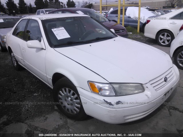 JT2BG22K0W0226488 - 1998 TOYOTA CAMRY CE/LE/XLE WHITE photo 1