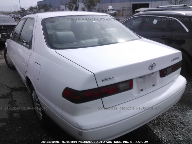 JT2BG22K0W0226488 - 1998 TOYOTA CAMRY CE/LE/XLE WHITE photo 3