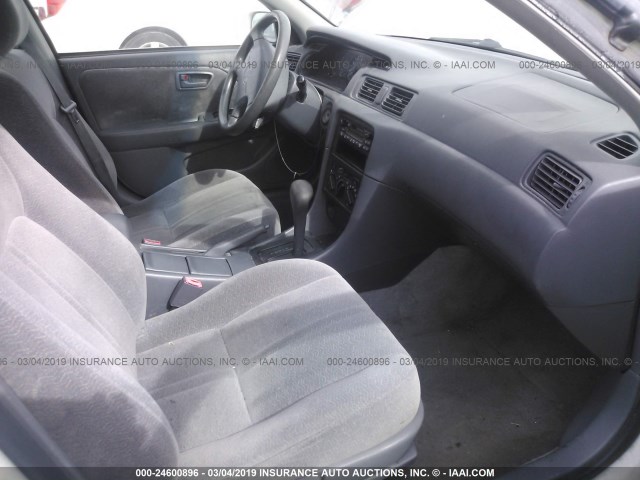 JT2BG22K0W0226488 - 1998 TOYOTA CAMRY CE/LE/XLE WHITE photo 5