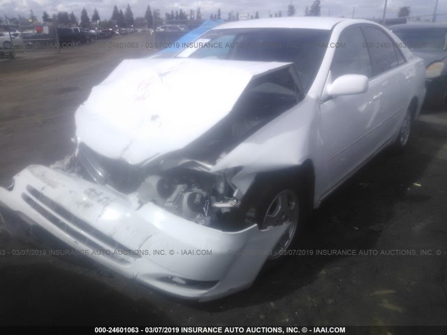 4T1BF30K62U030492 - 2002 TOYOTA CAMRY LE/XLE/SE WHITE photo 2