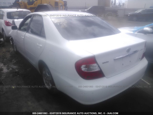 4T1BF30K62U030492 - 2002 TOYOTA CAMRY LE/XLE/SE WHITE photo 3