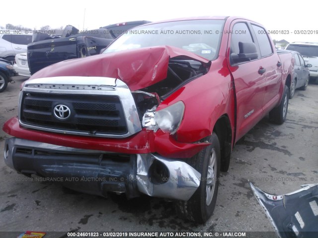 5TFEY5F16AX074673 - 2010 TOYOTA TUNDRA CREWMAX SR5 RED photo 2