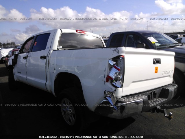 5TFEM5F11HX122330 - 2017 TOYOTA TUNDRA CREWMAX SR5 WHITE photo 3