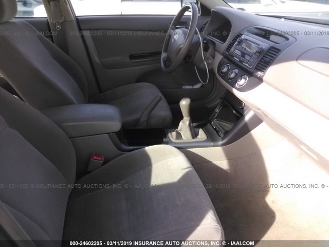JTDBE32K863062019 - 2006 TOYOTA CAMRY LE/XLE TAN photo 5