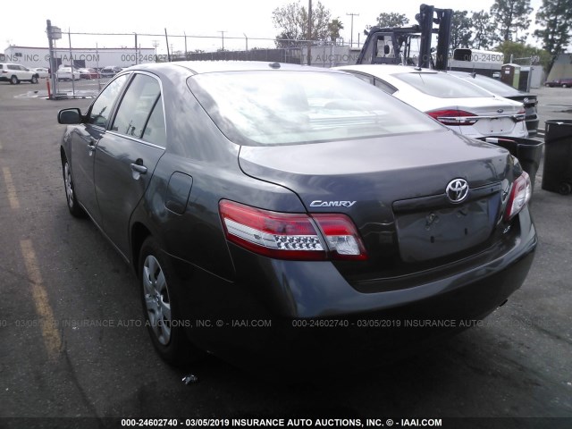 4T4BF3EK0BR125161 - 2011 TOYOTA CAMRY SE/LE/XLE GRAY photo 3