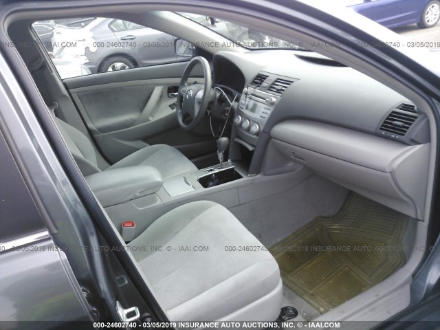 4T4BF3EK0BR125161 - 2011 TOYOTA CAMRY SE/LE/XLE GRAY photo 5