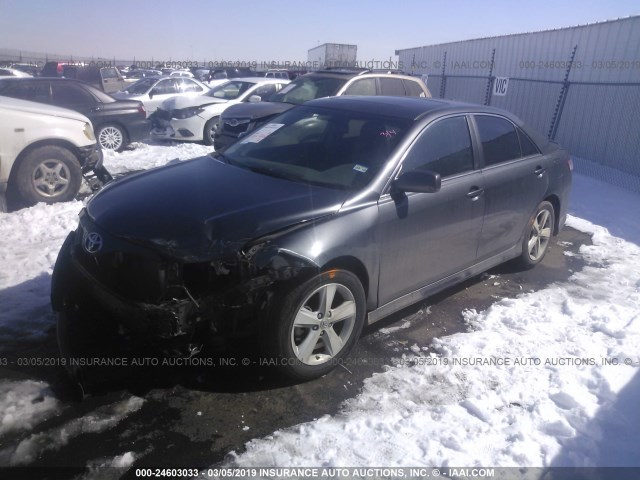 4T1BF3EK2AU032750 - 2010 TOYOTA CAMRY SE/LE/XLE GRAY photo 2