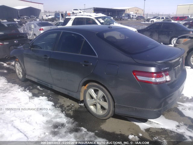 4T1BF3EK2AU032750 - 2010 TOYOTA CAMRY SE/LE/XLE GRAY photo 3