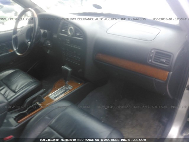 JNRDR09Y91W218825 - 2001 INFINITI QX4 SILVER photo 5