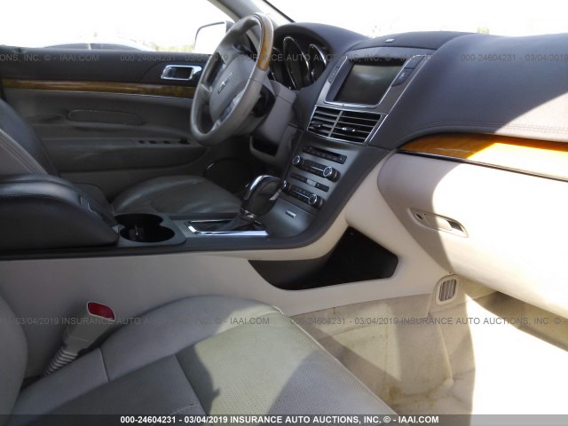 2LMHJ5FR1ABJ09022 - 2010 LINCOLN MKT SILVER photo 5