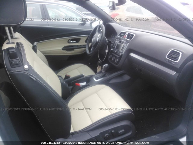 WVWFW8AH8FV005504 - 2015 VOLKSWAGEN EOS LUX/EXECUTIVE WHITE photo 5