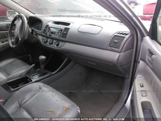 4T1BE32K42U608217 - 2002 TOYOTA CAMRY LE/XLE/SE SILVER photo 5