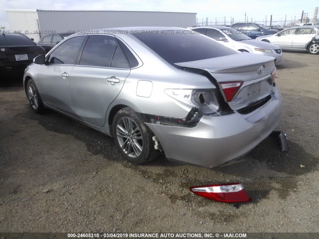 4T1BF1FK7FU489063 - 2015 TOYOTA CAMRY LE/XLE/SE/XSE ვერცხლისფერი ფოტო 3
