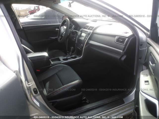 4T1BF1FK7FU489063 - 2015 TOYOTA CAMRY LE/XLE/SE/XSE ვერცხლისფერი ფოტო 5