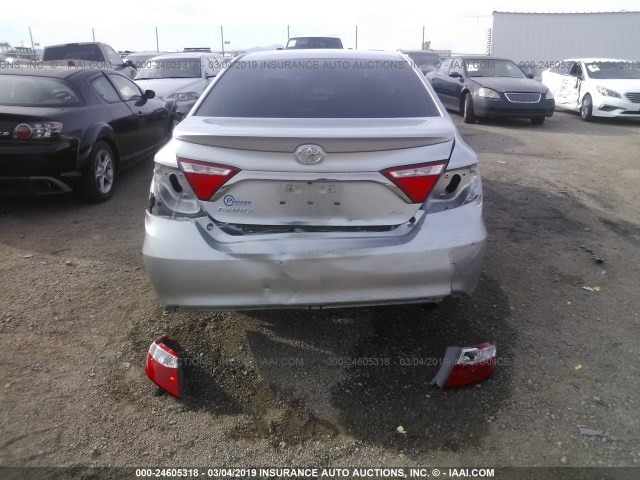 4T1BF1FK7FU489063 - 2015 TOYOTA CAMRY LE/XLE/SE/XSE ვერცხლისფერი ფოტო 6