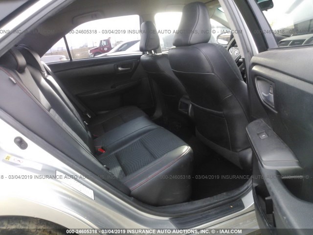 4T1BF1FK7FU489063 - 2015 TOYOTA CAMRY LE/XLE/SE/XSE ვერცხლისფერი ფოტო 8