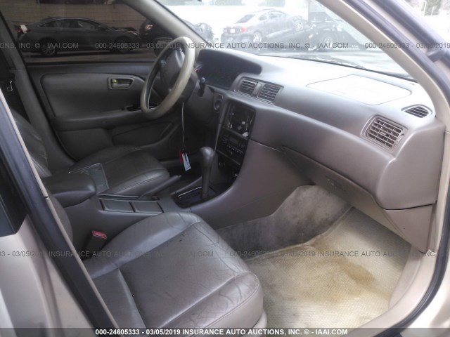 4T1BF28KX1U123996 - 2001 TOYOTA CAMRY LE/XLE 金色 照片 5