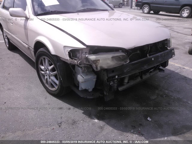 4T1BF28KX1U123996 - 2001 TOYOTA CAMRY LE/XLE 金色 照片 6
