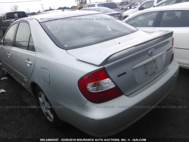 4T1BE32K63U681218 - 2003 TOYOTA CAMRY LE/XLE/SE SILVER photo 3