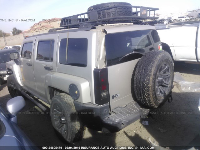 5GTDN136868132757 - 2006 HUMMER H3 金色 照片 3