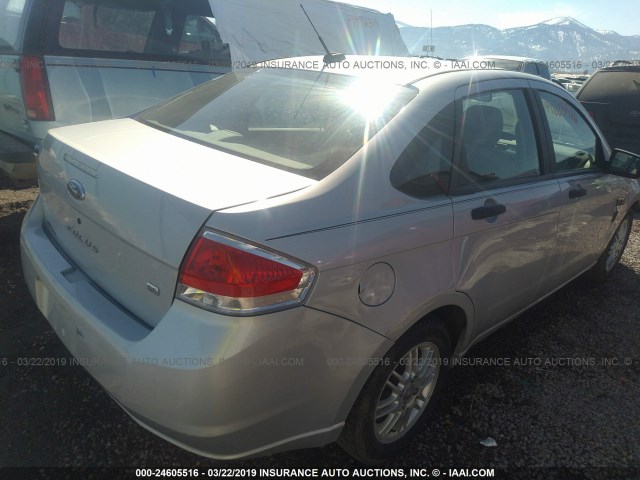 1FAHP35N98W241297 - 2008 FORD FOCUS SE/SEL/SES GRAY photo 4