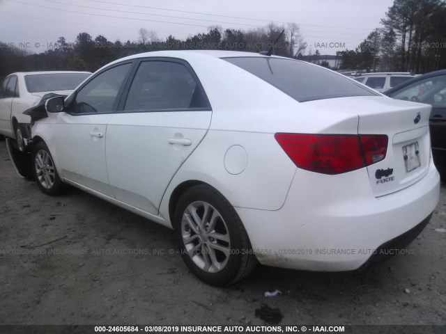 KNAFU4A21B5399817 - 2011 KIA FORTE EX WHITE photo 3