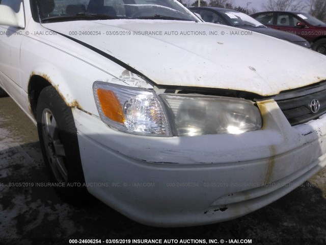 JT2BG22K610563465 - 2001 TOYOTA CAMRY CE/LE/XLE WHITE photo 6