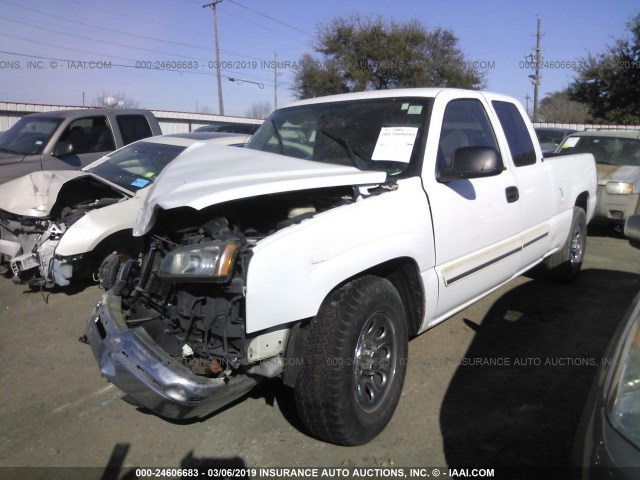 2GCEC19V251151936 - 2005 CHEVROLET SILVERADO C1500 WHITE photo 2