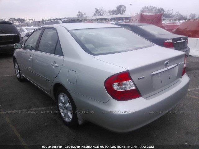 JTDBE32K830170962 - 2003 TOYOTA CAMRY LE/XLE SILVER photo 3