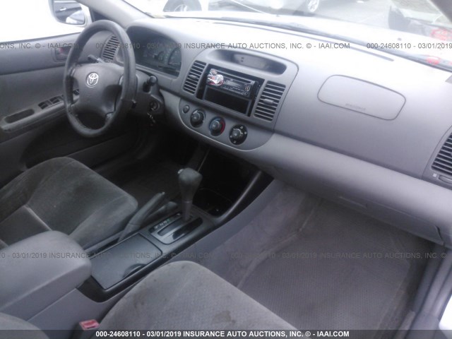 JTDBE32K830170962 - 2003 TOYOTA CAMRY LE/XLE SILVER photo 5