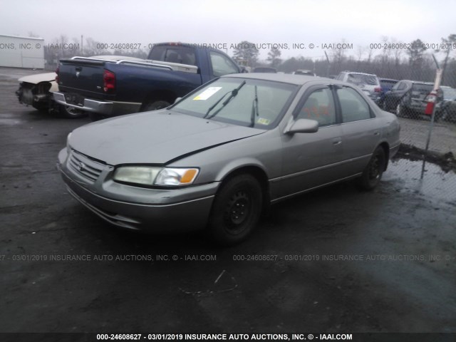 4T1BG28K3WU257561 - 1998 TOYOTA CAMRY CE/LE/XLE GRAY photo 2