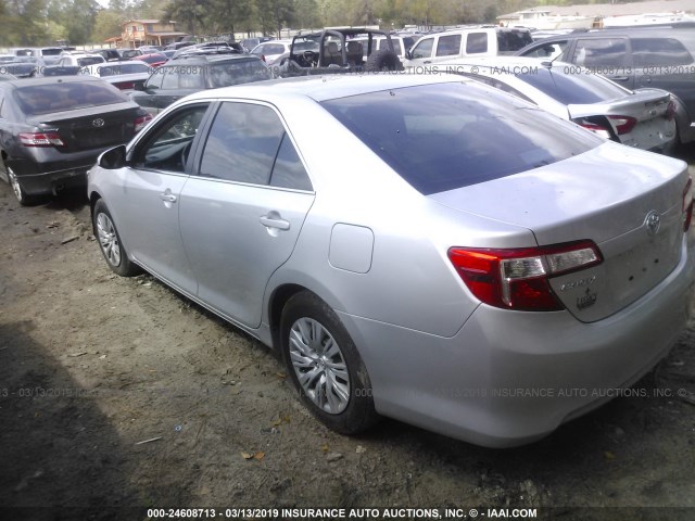 4T1BF1FKXEU383835 - 2014 TOYOTA CAMRY L/SE/LE/XLE 银色 照片 3