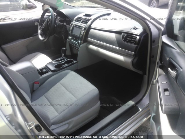 4T1BF1FKXEU383835 - 2014 TOYOTA CAMRY L/SE/LE/XLE 银色 照片 5