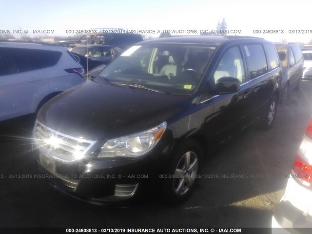 2V4RW3DG3BR717313 - 2011 VOLKSWAGEN ROUTAN SE BLACK photo 2