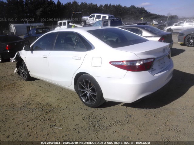 4T1BF1FK1HU728187 - 2017 TOYOTA CAMRY LE/XLE/SE/XSE თეთრი ფოტო 3