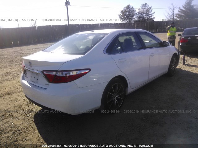 4T1BF1FK1HU728187 - 2017 TOYOTA CAMRY LE/XLE/SE/XSE თეთრი ფოტო 4