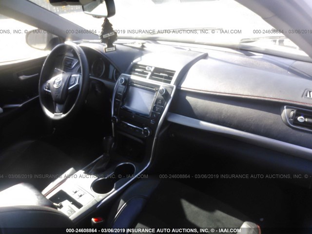 4T1BF1FK1HU728187 - 2017 TOYOTA CAMRY LE/XLE/SE/XSE თეთრი ფოტო 5