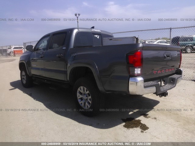 3TMAZ5CN0JM073303 - 2018 TOYOTA TACOMA DBL CAB/SR5/TRD SPORT/OR GRAY photo 3