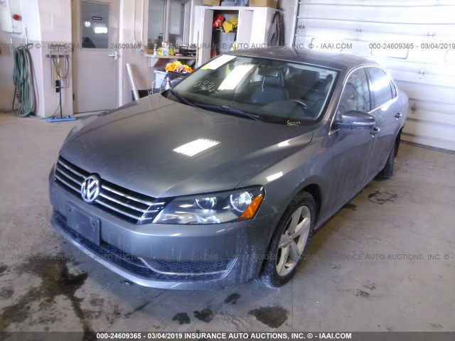 1VWBH7A30DC004909 - 2013 VOLKSWAGEN PASSAT SE GRAY photo 2