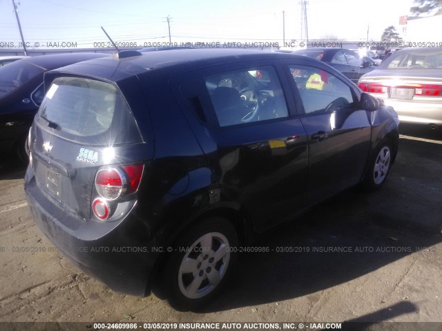 1G1JA6SH2F4177800 - 2015 CHEVROLET SONIC LS შავი ფოტო 4