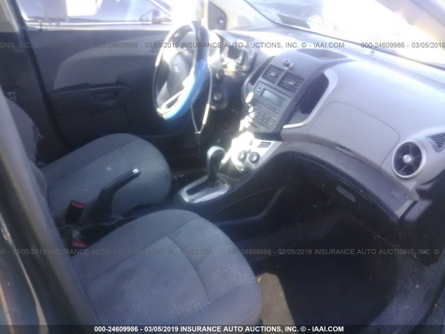 1G1JA6SH2F4177800 - 2015 CHEVROLET SONIC LS შავი ფოტო 5